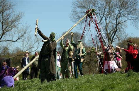 Pagan maypole dance